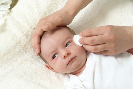 La asma en el fondo atopicheskogo de la dermatitis a los niños